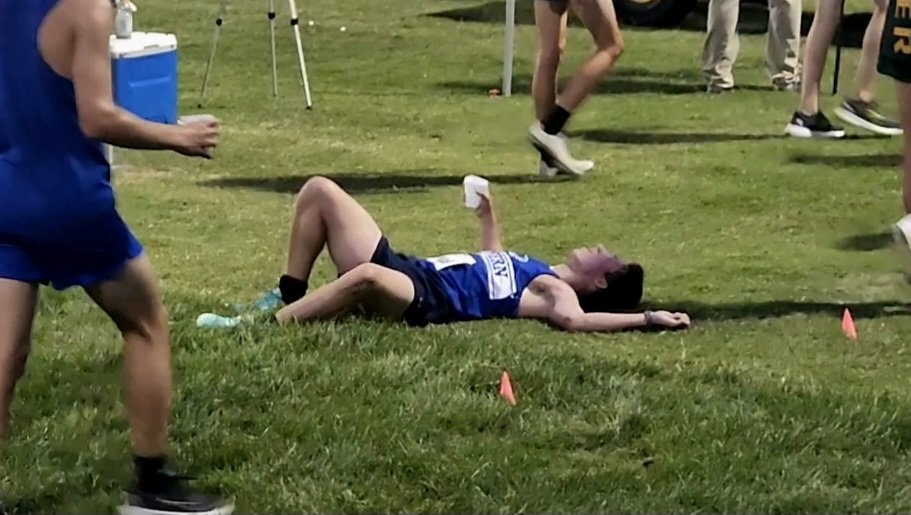 Thats_Hack's tweet photo. @AlexHack55 beat his 5K PR by more than a minute 💪⏳️ in #runforthegold at @etownsportspark last night. Before (and after) school workouts are paying off! #EasternHS XC showed well. 
...looks like punishment to me 😁😆
@athleticsEHS https://t.co/8SvoI9scD9