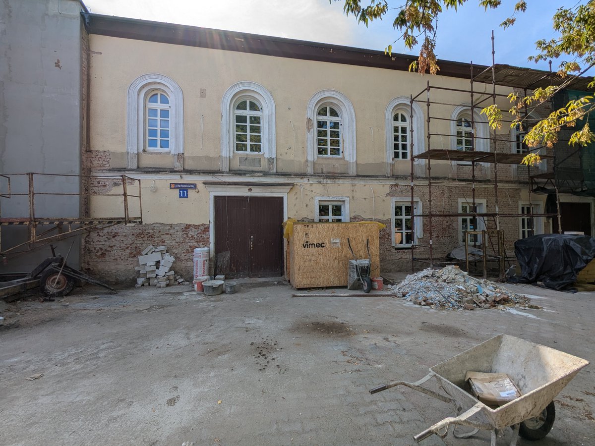BohdanBobrowski's tweet photo. Dawna synagoga w #Babimost. Sprzedany wspólnocie ewangelickiej już w 1927 r., dzięki temu budynek uniknął dewastacji w trakcie "Nocy Kryształowej" (9/10. Listopad 1938). https://t.co/SEQSv3XbpX