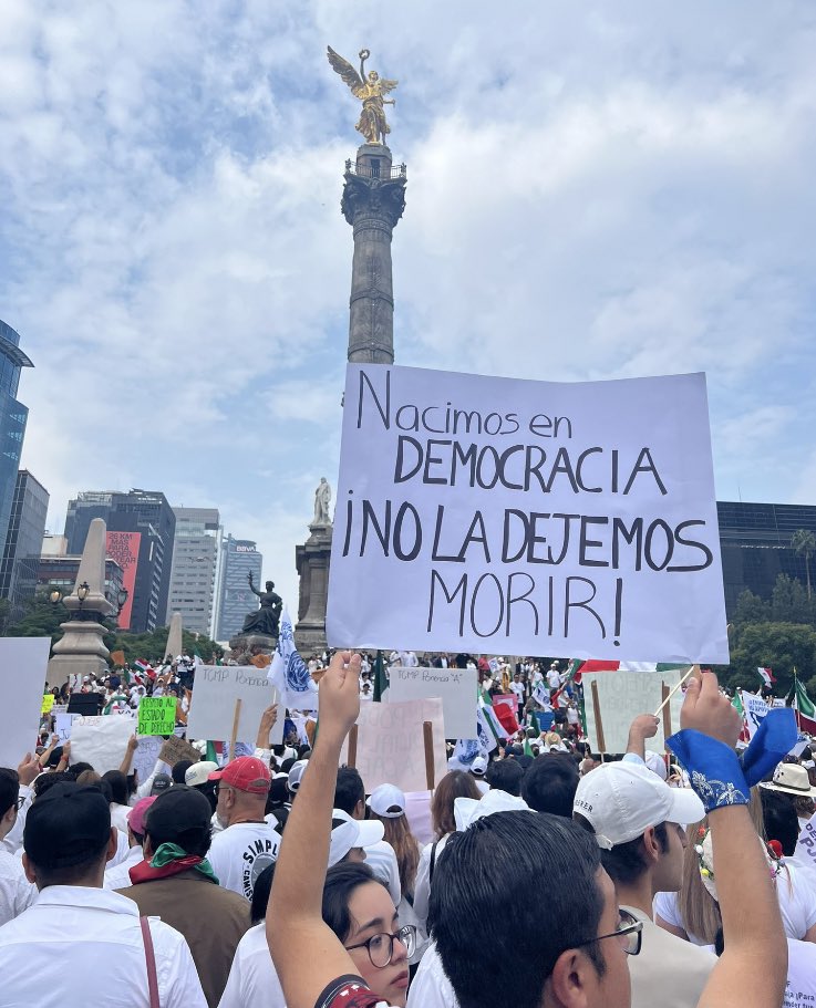 beltrandelrio's tweet photo. “Nacimos en democracia, no la dejemos morir”. 

El reclamo de los estudiantes en su movilización de hoy contra la reforma judicial. 

Vía @Eduardo_Ballina https://t.co/OosTpx4Sky