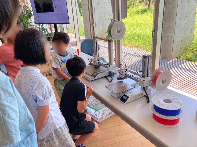 sibucho_labo's tweet photo. 子供向けの3Dプリンタ体験教室を開催してわかった意外な事実・・・それは、プリントの時に排出される"ゴミ"が大人気だということ。

3Dプリンタがう○ちしたー！と大盛り上がり、毎回『これ欲しい』といって持って帰る子がいた。子どもが感じる技術の面白さは、大人の視点じゃ見えない所にあるのかも？ https://t.co/HI9w5oJ2EA
