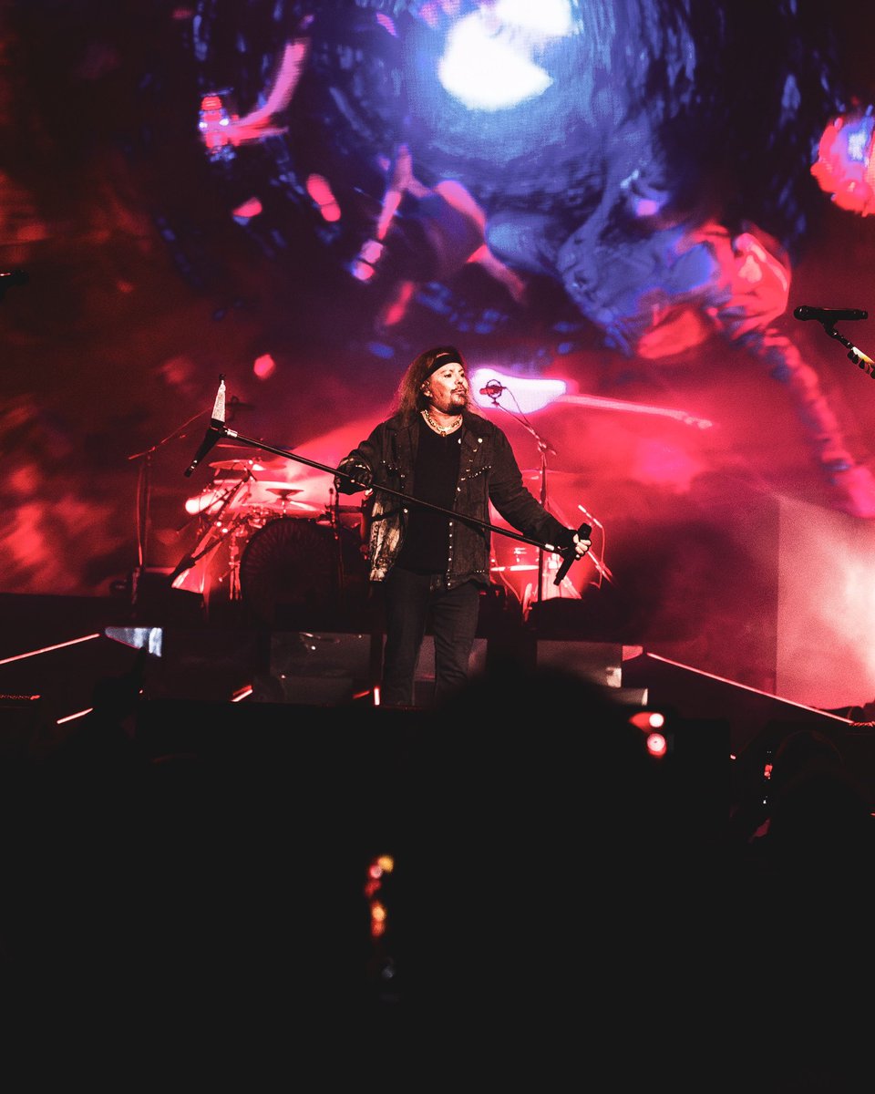 Vince Neil (@thevinceneil) on Twitter photo Awesome night <a href="/MoheganSun/">Mohegan Sun ☀️</a> 🔥🔥 See you guys in September <a href="/HardRockHolly/">Seminole Hard Rock Hollywood</a> Awesome night <a href="/MoheganSun/">Mohegan Sun ☀️</a> 🔥🔥 See you guys in September <a href="/HardRockHolly/">Seminole Hard Rock Hollywood</a>