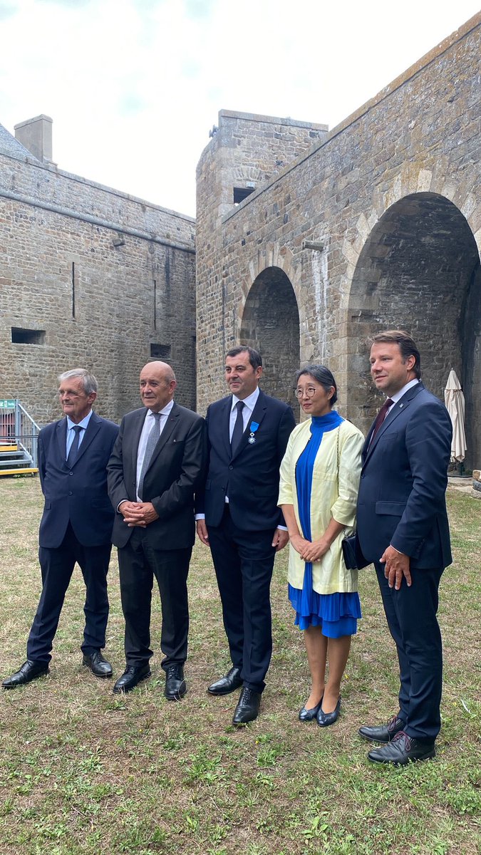 C’est avec une grande joie et un plaisir gourmand que j’ai remis, à Saint-Malo, ses insignes de Chevalier dans l’Ordre National du Mérite à Bertrand Larcher. Artisan infatigable de la culture, du terroir et de la gastronomie bretonne avec ses Breizh Café et sa culture du