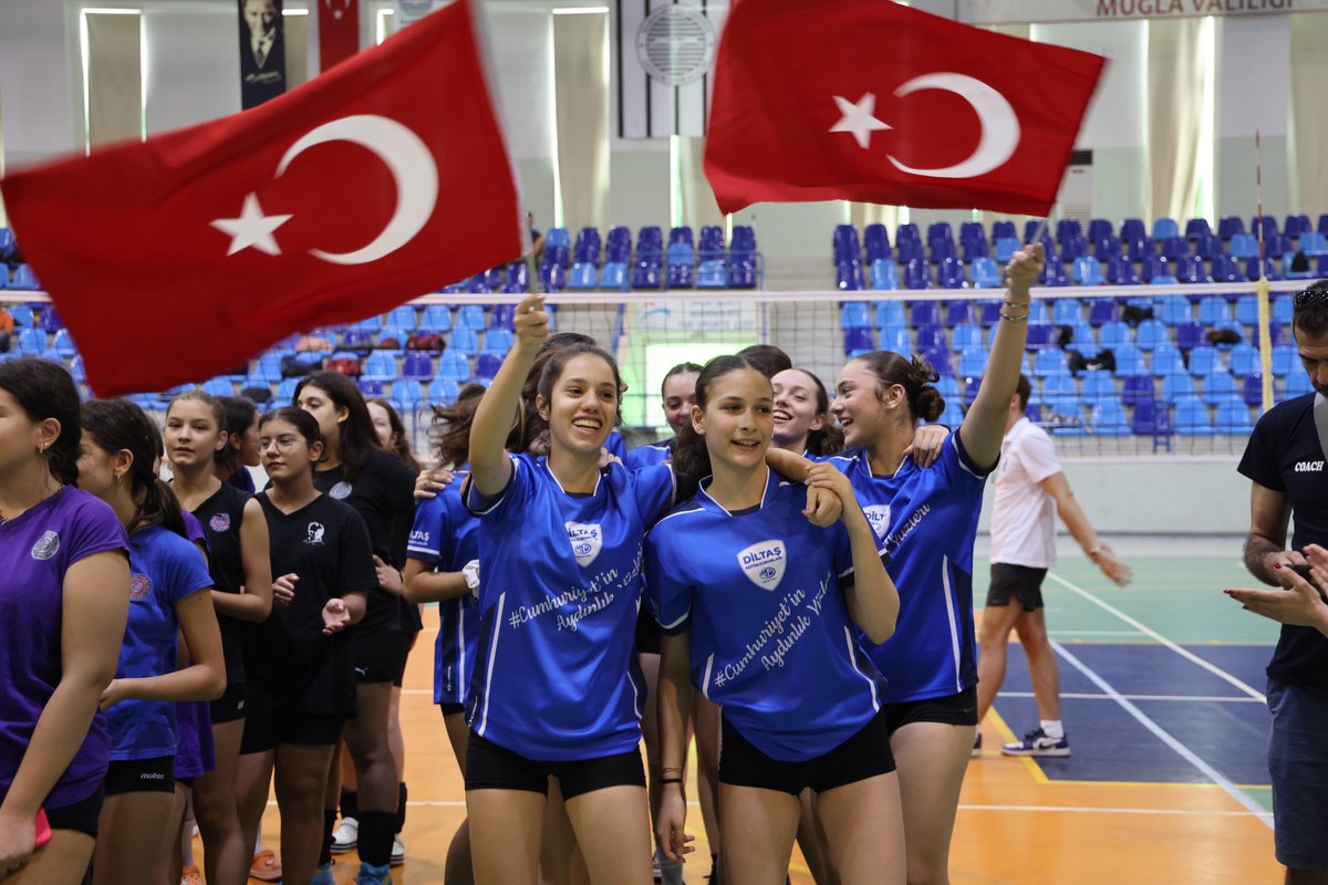 30 Ağustos Zafer Bayramı kutlamalarını sporla da taçlandırdık. 🇹🇷
Marmaris Belediyespor işbirliği ile düzenlediğimiz 4’üncü 30 Ağustos Zafer Turnuvası’nda Ankara, İzmir, Muğla, Denizli, Aydın, Manisa, Kocaeli ve Konya’nın önde gelen 32 voleybol takımını Marmaris’te ağırladık.