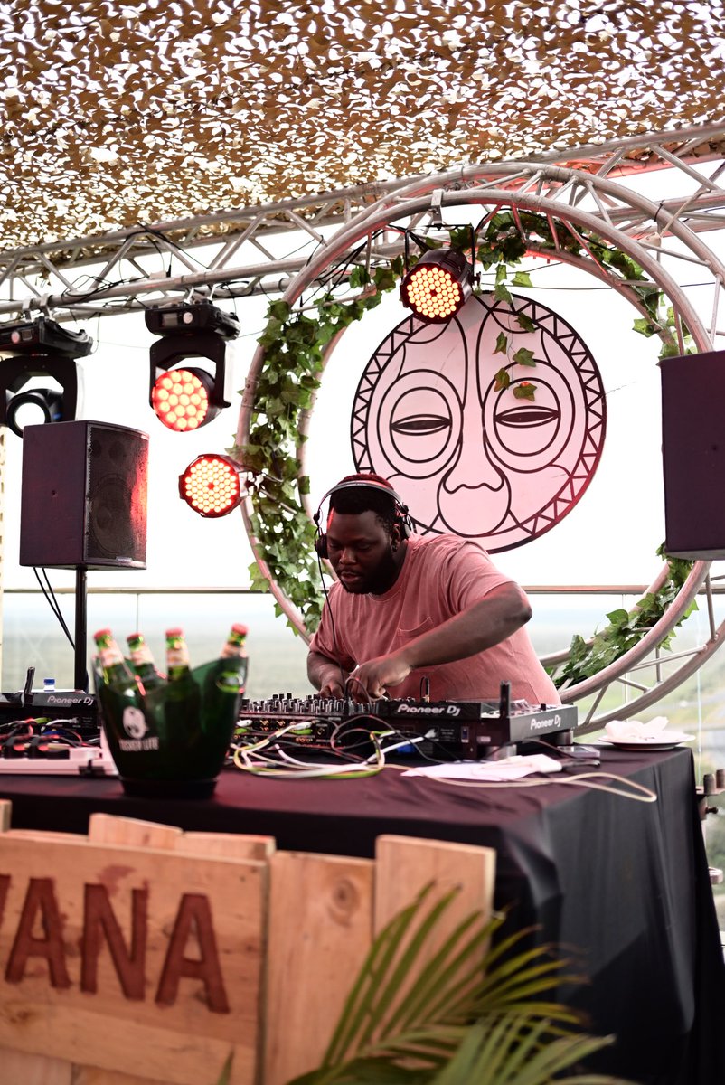 gondwana_Ke's tweet image. Our very own resident @euggy_dj took charge of the afternoon as we headed to sundown ☀️ Celebrating 3 Years of our #SundownerShowcase in the sky @OSereni hotel ☀️

📸: Navraj Chana 
📌: Emara Ole Sereni Hotel 
🍻: Tusker Lite 

#KeepItLite #DrinkResponsibly