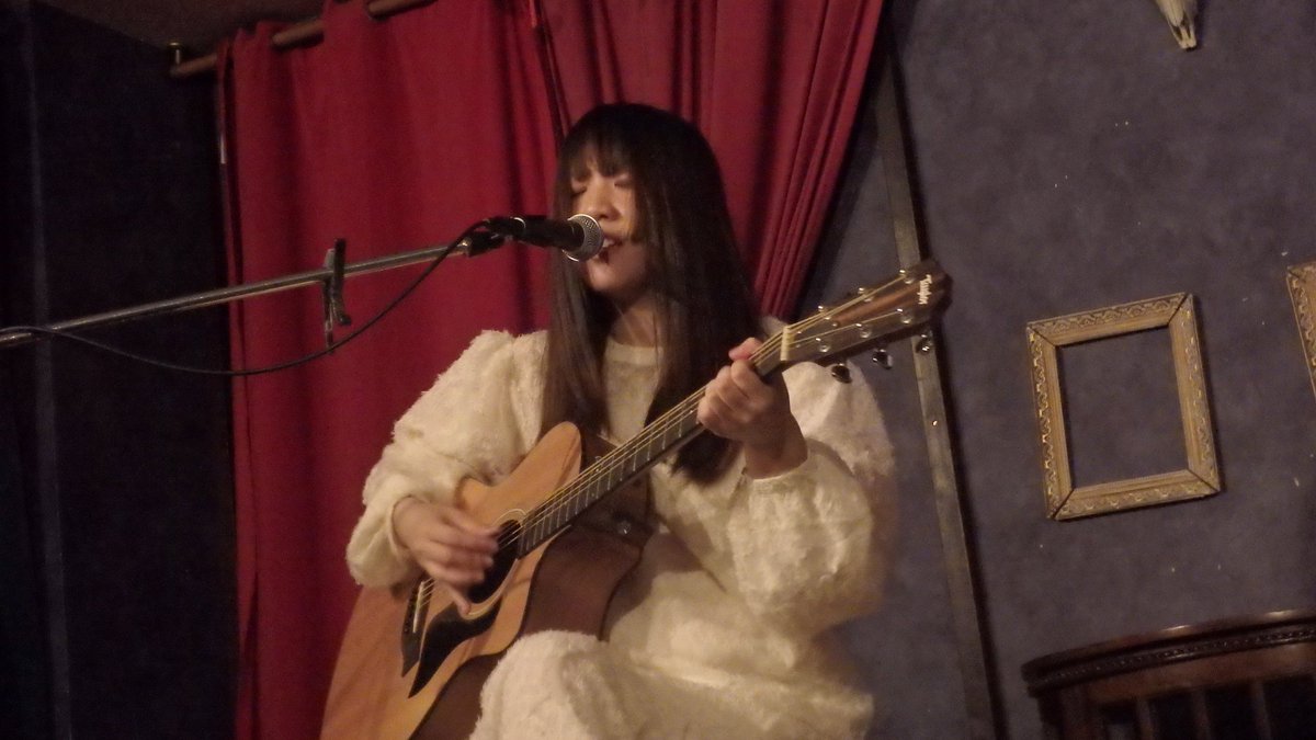 10wj0's tweet photo. muuiさん。毎回聴いていると水のイメージがある。
具体的には聴いてるリスナーが湖に浮かんで浮遊しているイメージ。ソロ弾き語りで空間的広がりと溶けてゆく感覚に。
ピアノサポートのデュオも新鮮でよかったなー。バンドセットも聞かなきゃだ。音源とアクキー入手できた。
#muui #sunsetBLUE https://t.co/XR2L89XiIS