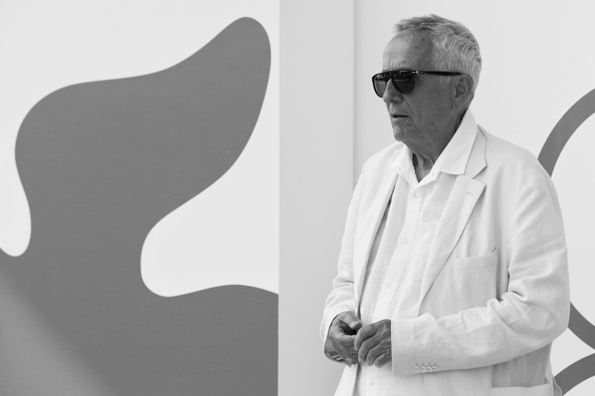 la_Biennale's tweet photo. #BiennaleCinema2024 #Venezia81 Se possiamo permetterci, bentornato sul tappeto rosso, Maestro #MarcoBellocchio! Insieme a #BarbaraRonchi ed #EdoradoLeo, il regista ha presentato #SePossoPermettermiCapitoloII. https://t.co/wHbyKsvnvD