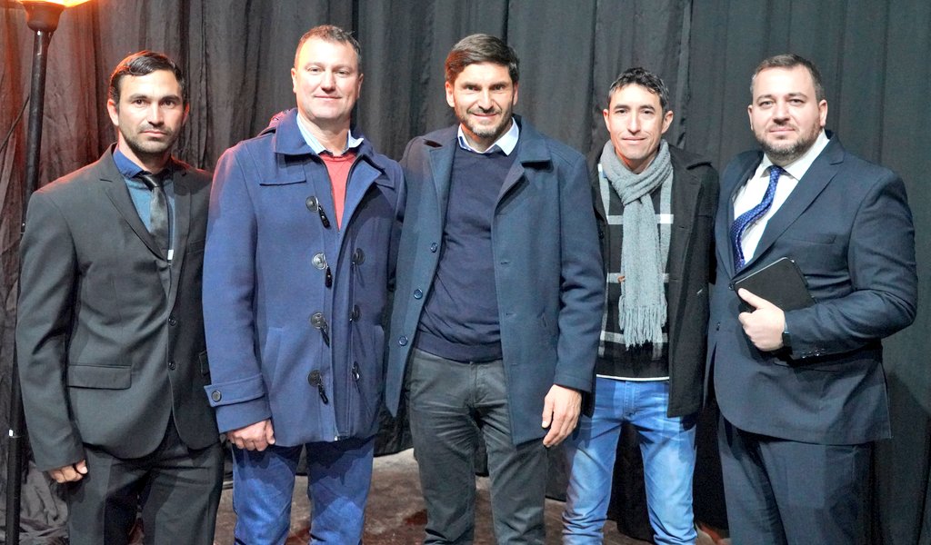 SOMOS UNO
Más líderes políticos que vienen de distintos partidos se están sumando a UNO (Una Nueva Oportunidad) Entre ellos: Adrián Constantin, presidente comunal de Emilia; Andrés Calvo, titular de la Comuna de María Luisa y su par de la localidad de Huanqueros, Gabriel Gunzel.