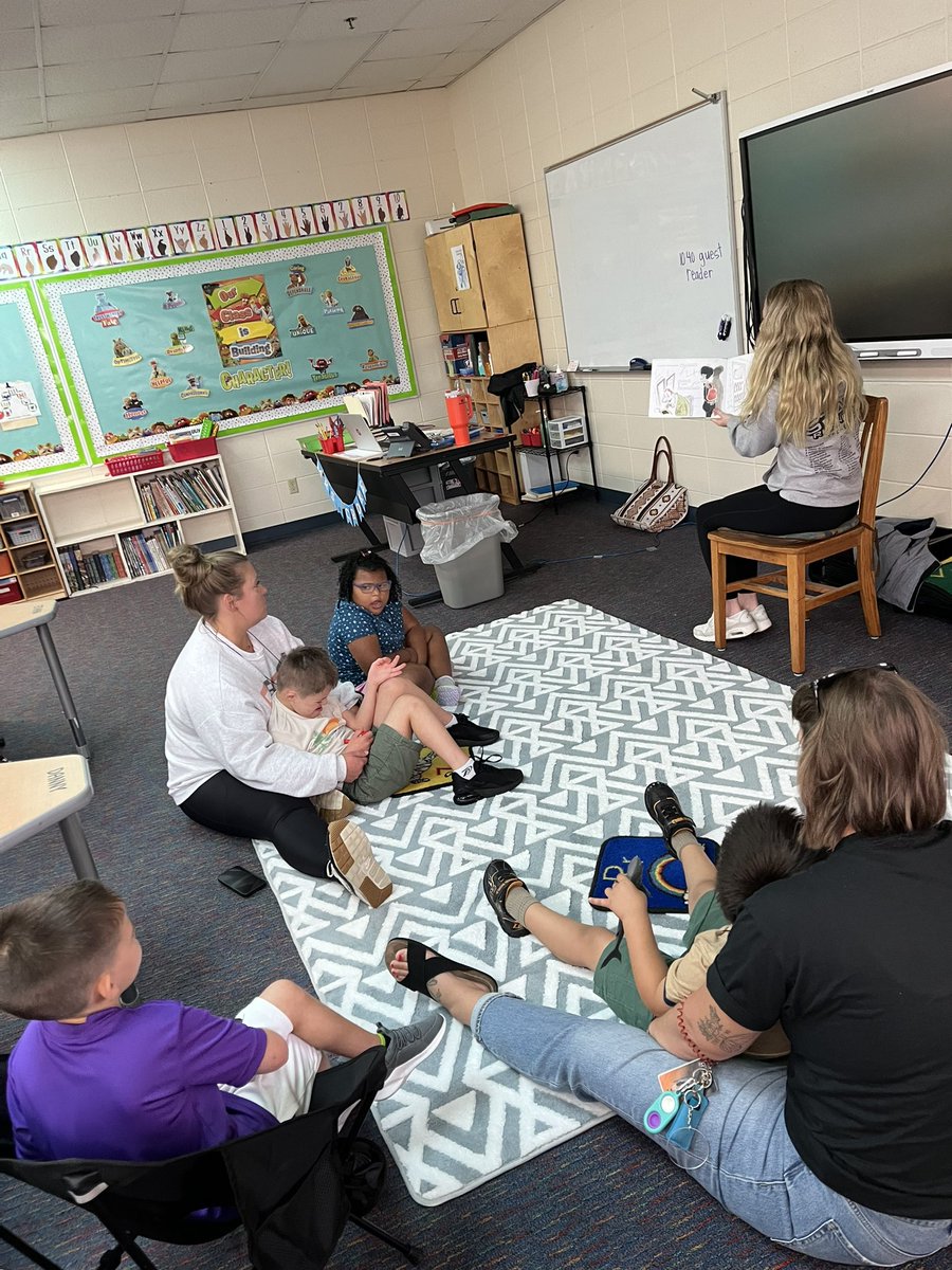 JeffMilburn's tweet photo. Byron Tiger student-athletes give back by reading to elementary classes this last week.  Things like this are one of the small things we do that make a huge difference!  #ByronTigers #TigerPride #RoleModel https://t.co/m7qLpGfWdz