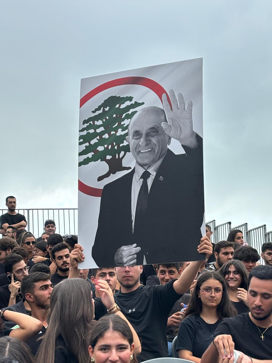 رفاقي الشهدا،
إن ننسى لن ننسى شهيدنا المثال والرمز الياس الحصروني، يللي مش وكأنّو بيناتنا، هوي بعدو بيناتنا، طيفو بيناتنا كل ساعة وكل وقت، ذكراه، بطولتو، شهامتو، إلتزامو بشعبو وبقضيتو حتى الاستشهاد.
#الياس_الحصروني رح تبقى معنا كل الوقت.

#الغد_لنا