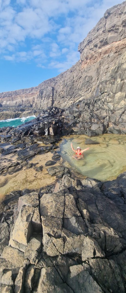 Enjoying the sun and awesome vibes at El Cotillo Beach, Fuerteventura! 🌞 These rock pools are pure magic. Add this spot to your bucket list ASAP! 🏝️✨ #TravelGoals #BeachLife #AdventureAwaits