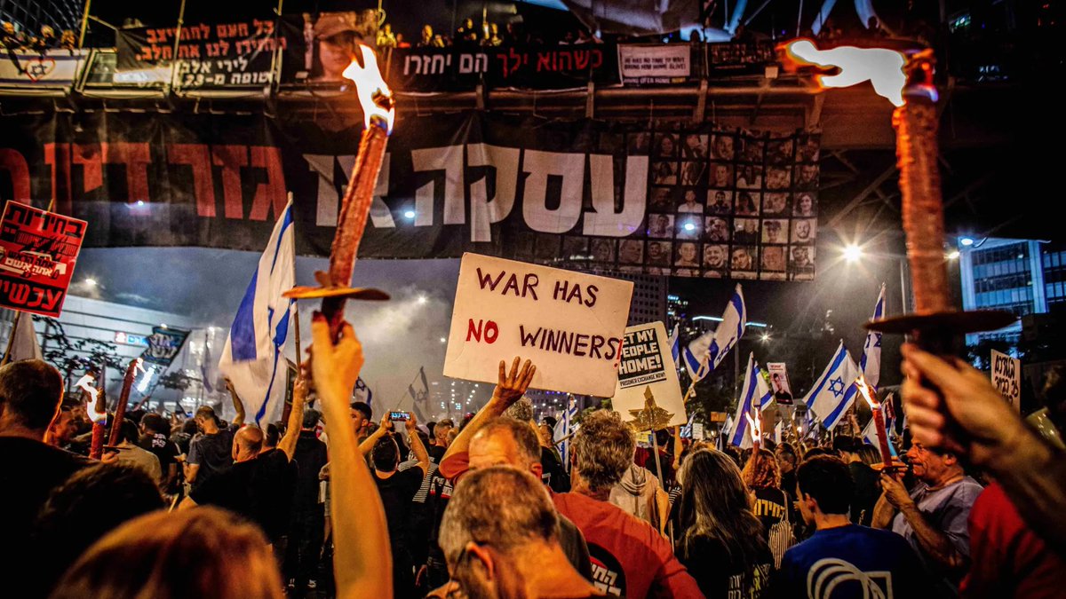 DiaPerfectoFM's tweet photo. Indignación contra Netanyahu en Israel tras recuperar los cuerpos de seis rehenes: llaman a la huelga general https://t.co/XlkQFkZHNF https://t.co/QGbq2ONuvf
