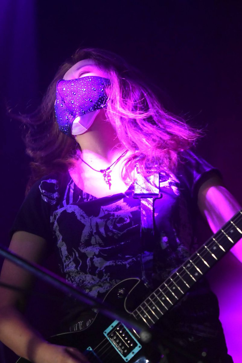 gogosungo's tweet photo. HellFlagのライブより。sun-go☆さんがKN95のマスク+厚手のウレタンマスクなので、それに準じてる。一番の課題は、自分の感情の伝え方。sun-go☆さんのように音で伝えることが未熟な私にはまだ無理。でも、昨日、シャラさんに良きアドバイスをいただいたので、今日から頑張る。#mintmints #hellflag https://t.co/GtVQqy9uMA