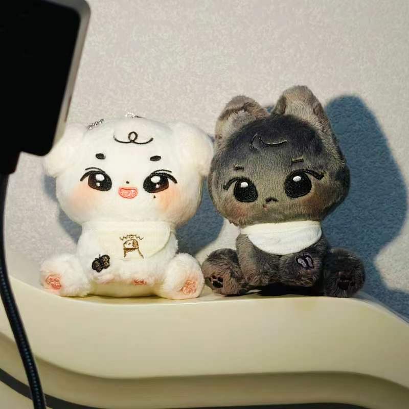 위오제작 인형들을 소개합니다🩷

🐶해맑은 강쥐를 닮은 민규와
🐱새침한 냥이를 닮은 디에잇의 인형입니다!

사진출처 : 웨이보 最近在学青霉素