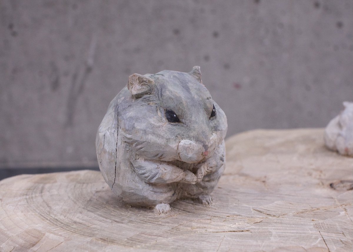 大学1年生の時に制作した木彫のハムちゃん達をご紹介
本当は裏にも二匹いるんだけど、撮りにくくて撮っていませんでした🥲
分割せずに1本の木から彫り出す一木造りと言われる技法です