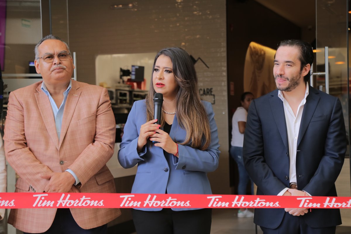 Para el Gobierno de la Maestra Delfina Gómez Álvarez, es motivo de festejo la apertura de empresas en la entidad. Nuestra titular Laura González, como representante del Estado asistió al corte de listón inaugural de la sucursal de Tim Hortons en #Tlanepantla. 

1/2