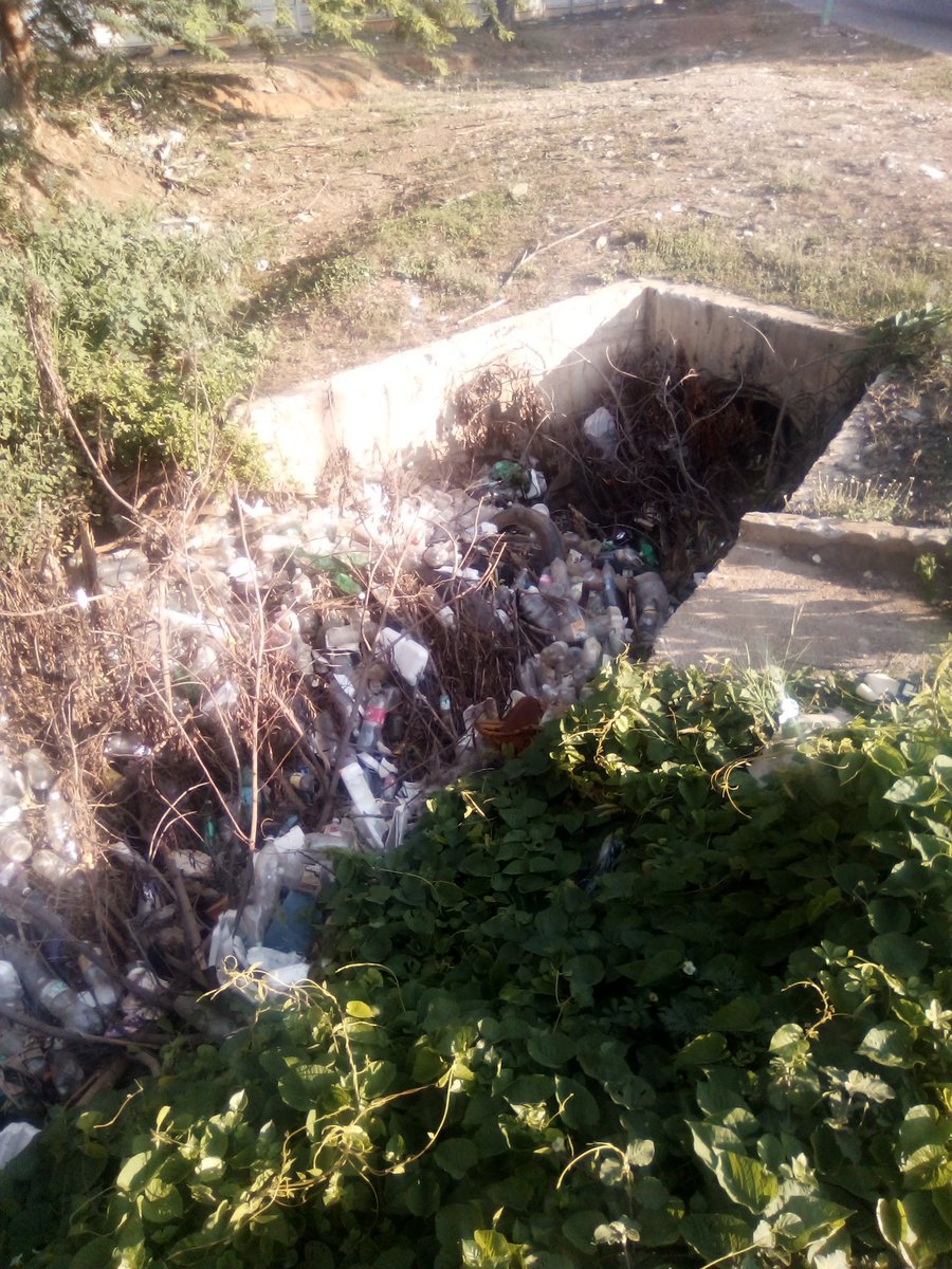 Así se encuentra la quebrada de la entrada hacia el garabatal <a href="/GuaraLuisJonas/">Naguará ReyesRF</a> <a href="/LuisJonasReyes/">Luis Jonás Reyes</a> <a href="/Iribarren_Alc/">Alcaldía de Iribarren</a>