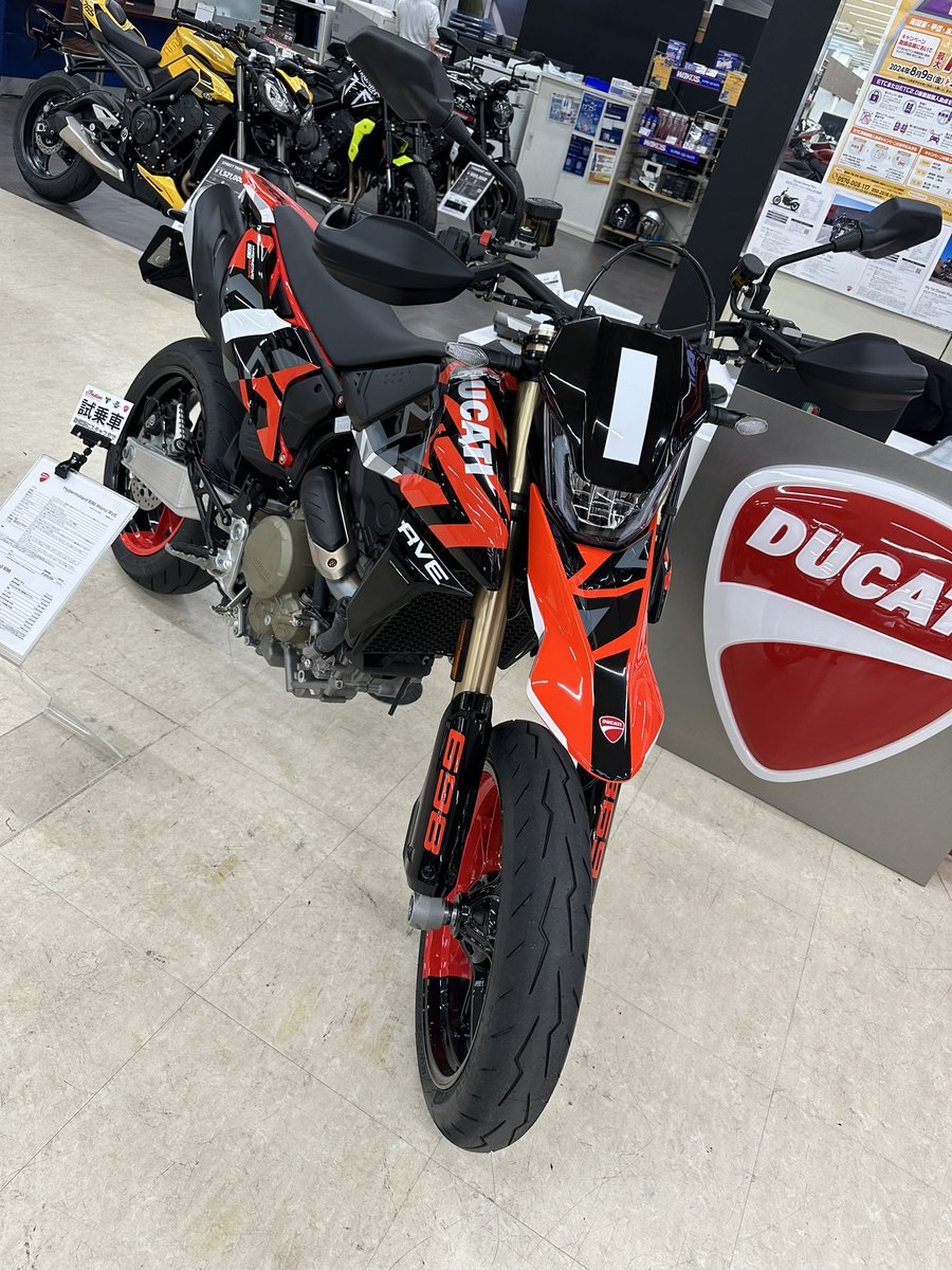 kazz0909's tweet photo. Hypetmotard Monoの試乗車あった。
RVEのカラーリングはやはりカッコいい。

しばらく置いてあるみたいだから今度試乗しよ。

#AutoPlanet
#HypermotardMono https://t.co/aTWHELVTRV