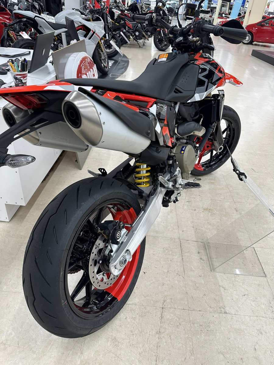kazz0909's tweet photo. Hypetmotard Monoの試乗車あった。
RVEのカラーリングはやはりカッコいい。

しばらく置いてあるみたいだから今度試乗しよ。

#AutoPlanet
#HypermotardMono https://t.co/aTWHELVTRV