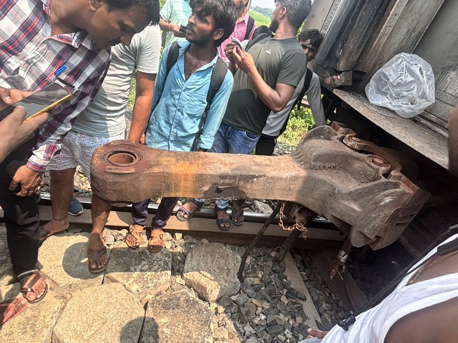 Krishnak1803's tweet photo. बिहार मगध एक्सप्रेस में  छोटी घटना हो गई ट्रेन की कपलिंग टूटने से ट्रेन दो हिस्सों में बट गई,

देश में आए दिन ट्रेन हादसे हो रहे है NDA सरकार को रेलवे को बर्बाद कर रही है 

रेलवे में सुधार कब होगा रील मंत्री जी 
या केवल वंदे भारत पर ही ध्यान रहेगा 

#trainaccident #magadhexpress
#TrainAccident