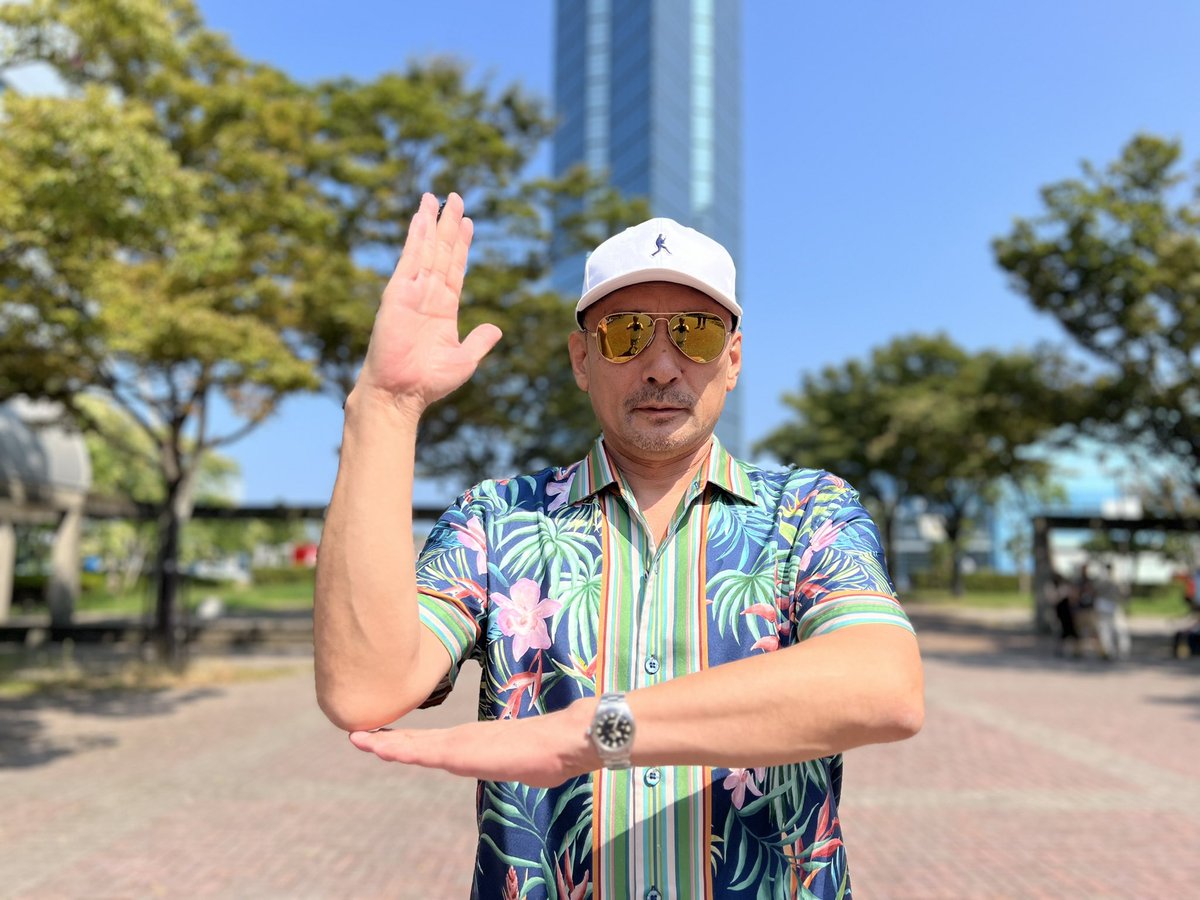 CKB_official's tweet photo. 昨日はSUNSET LIVE2024ありがとうございました。
シャイコーでした。

そして本日は福岡にてラジオに生出演いたします！
是非お聴きください。
なんと昨年とほぼ同じ衣装で来てしまいました笑。
せっかくなんで同じ場所で写真を撮りました。

byスタッフ

#クレイジーケンバンド
#横山剣
#火星
#福岡 https://t.co/knUNipFnwz
