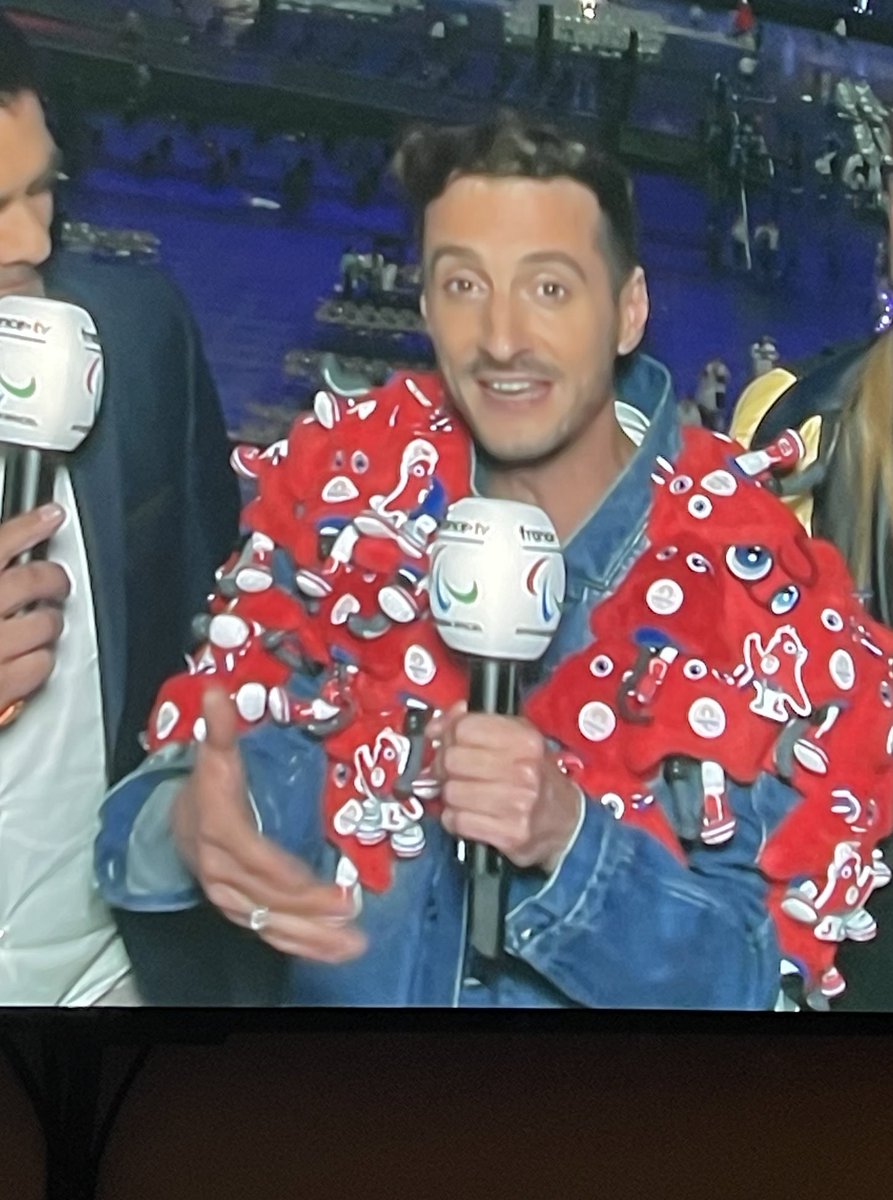 Cette veste je veux la même version sequins débrouillez-vous pour me trouver ça merci la commu #ceremoniedecloture #JeuxOlympiques #Phryge