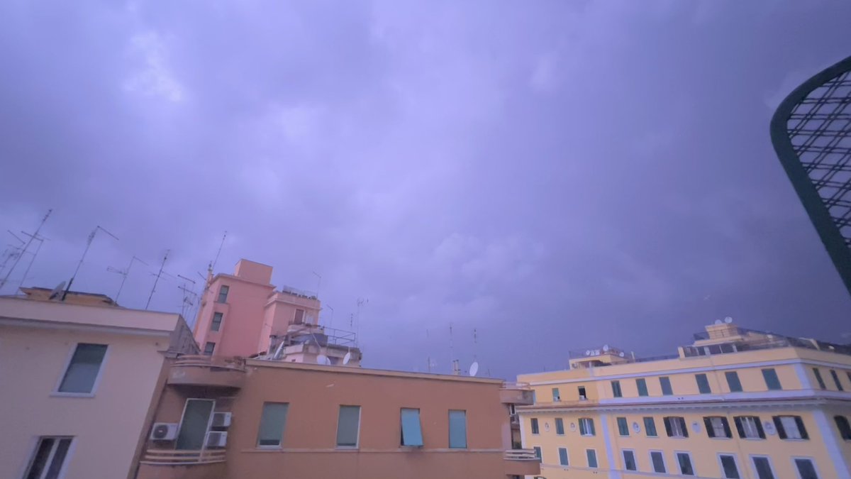 A #roma, dal vento, frequenza #fulmini e gente che scappa verso casa, sembra che stia per arrivare di tutto. #temporale