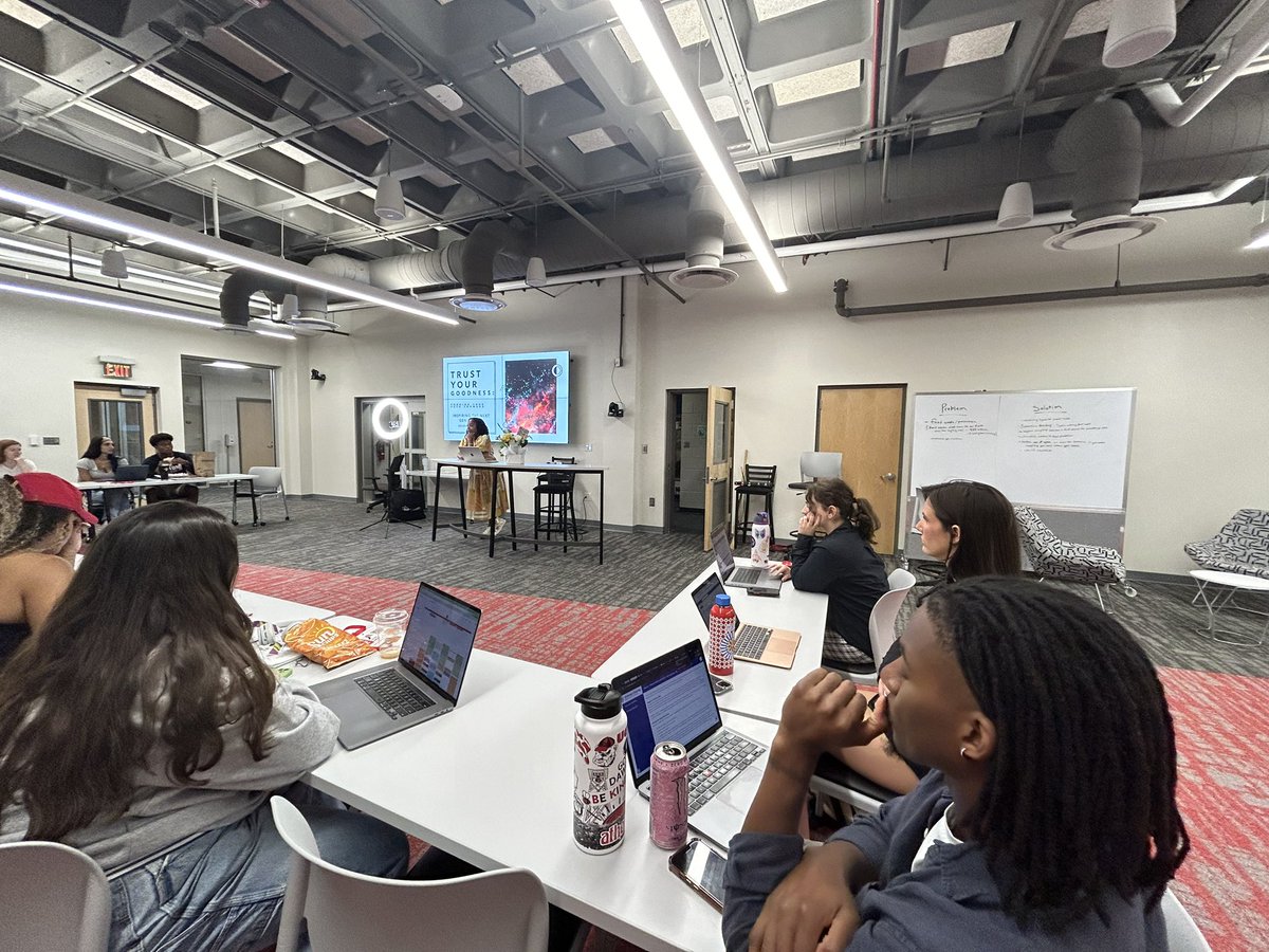 RALITSACNN's tweet photo. #CNN Intellectual Property Licensing Executive Keiona Barnwell shared tips with @GradyNewsource students.
-Be new as long as you can, learn from others
-Trust your unique abilities and passions. 
-You are a brand. Define it!
-Imagine working for your favorite brand, grow skills https://t.co/YujORCGlQn