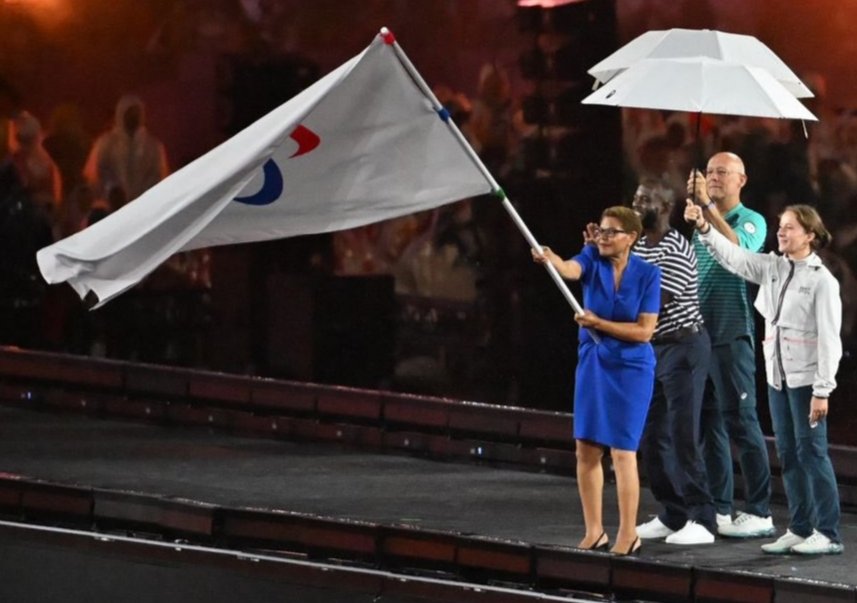 Clôture des Jeux #ParisParalympics2024. 
Anne Hidalgo, maire de Paris, a transmis le drapeau à Karen Bass, maire de Los Angeles. 
Ces Jeux sont "la nouvelle référence" en matière d'organisation et d'expérience des athlètes, selon le président du comité paralympique international.