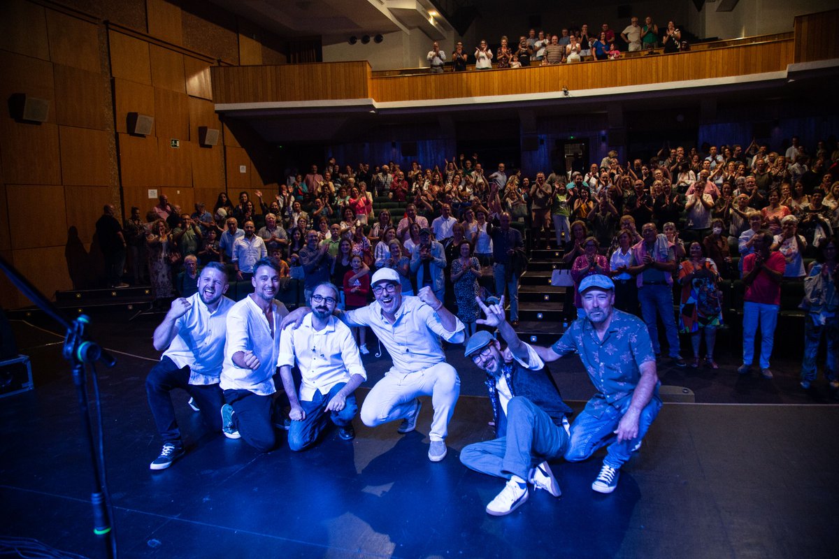 elpelujancanu's tweet photo. Fotaza de nuestro amigo Javier Pulpo, del pasado viernes 6 en el Teatro Nuevo Calderón de Montijo, con un público entregado y agradecido que nos ovacionó durante varios minutos. Por momentos como este nos encanta decir en alto ¡que sueni Estremaúra! 💪🏼💚🤍🖤 https://t.co/lKtaxSB9jj