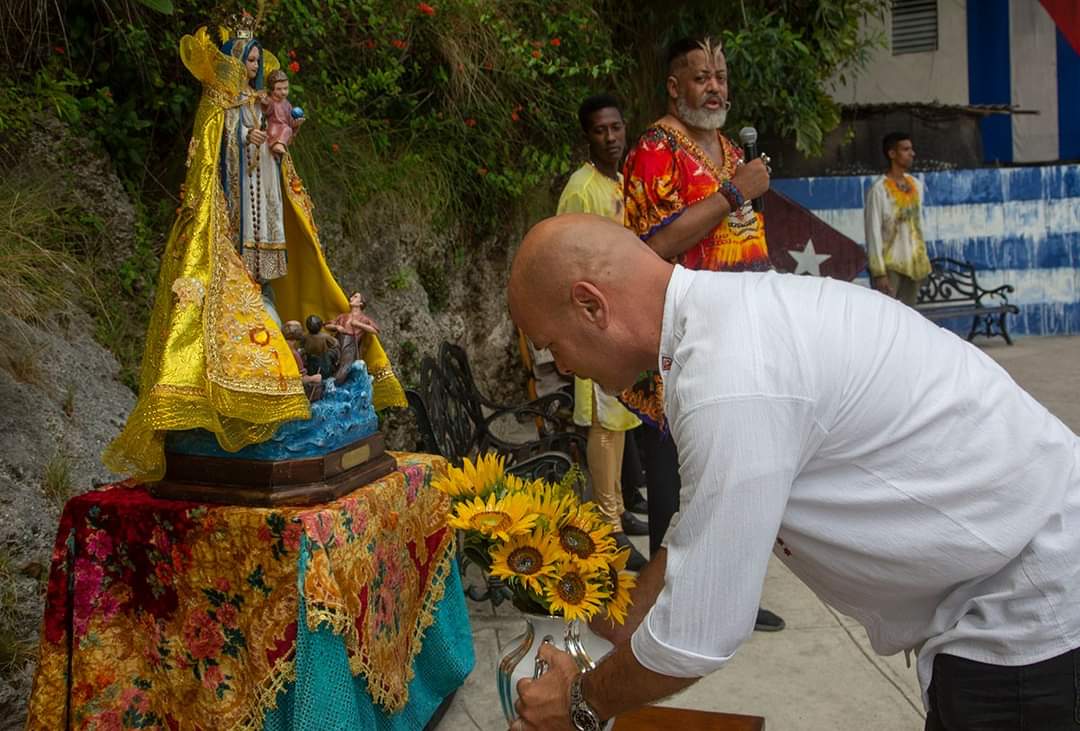 "Que todo el mundo, en esta tierra, se porte bien y se acaben las guerras". #Cuba #CDRCuba #AdalbertoAlvarez #8DeSeptiembre #CaridadDelCobre #Cachita #PatronaDeCuba