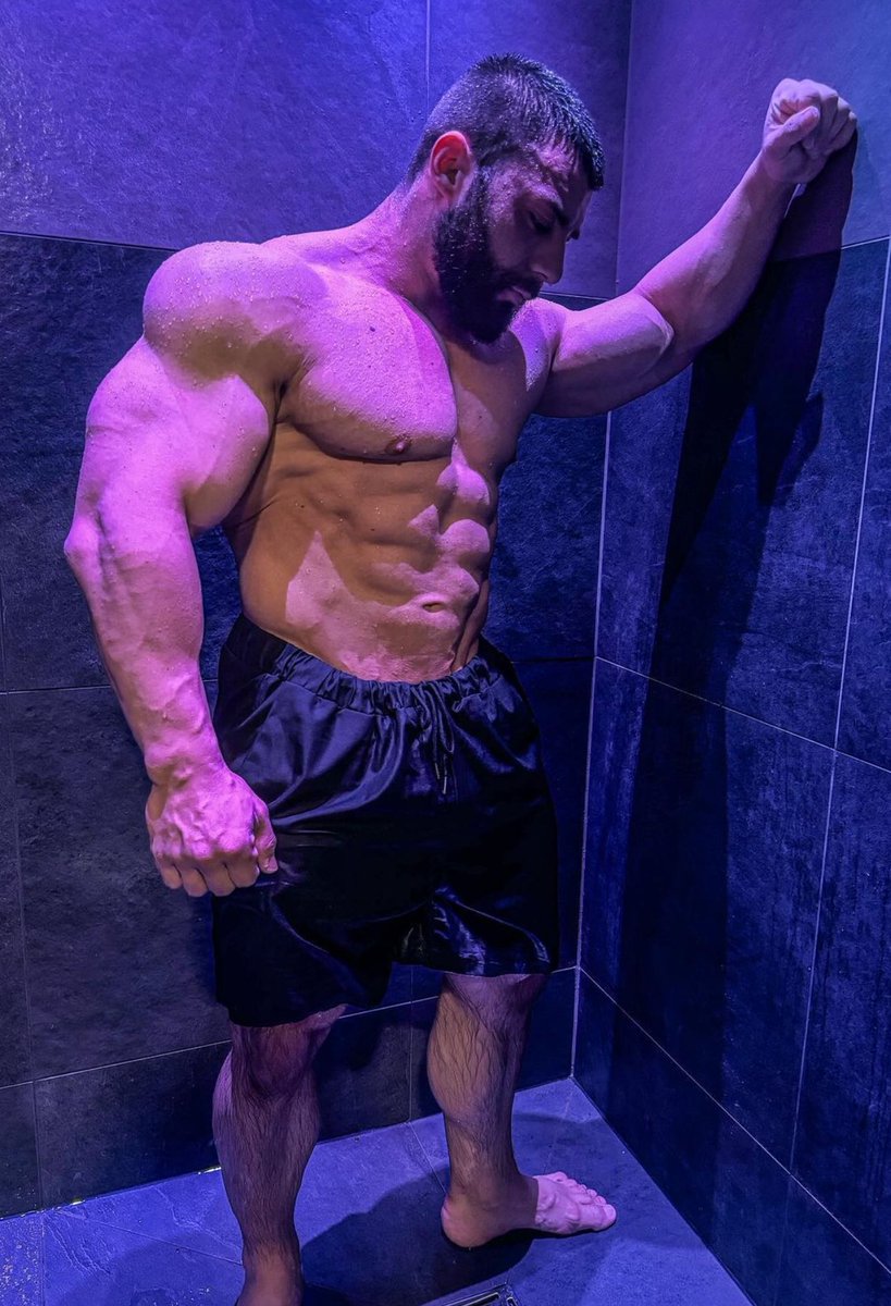 MuscleJacking's tweet photo. Alex Uta 🇧🇪 shower flexing https://t.co/6740bza9r7