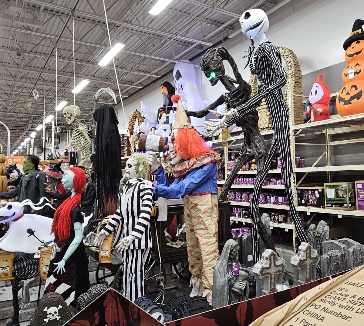 #dungeonsanddragons
Perspective on Giant heights

Betelguese - 6' tall
The Clown - 8' (top of hat)
Tree - 12.5' 
Jack Skellington - 13'

Giants in 1st Edition
Ogre - 9'
Hill - 10 1/2'
Fire &amp; Stone - 12'
Frost - 15'