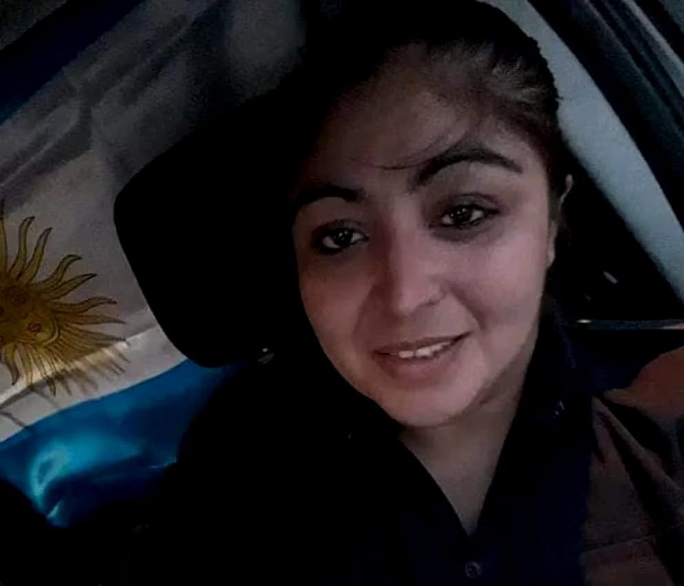 Era policía. La mató hoy un chorro en La Matanza mientras ella manejaba un UBER. Dejó 2 hijos. Las feministas y Kicillof, en silencio. ¿Sabés por qué? Porque la víctima era policía y laburante, y no ladrona. Queremos al asesino preso de por vida. ¡JUSTICIA POR DANIELA LUNA!