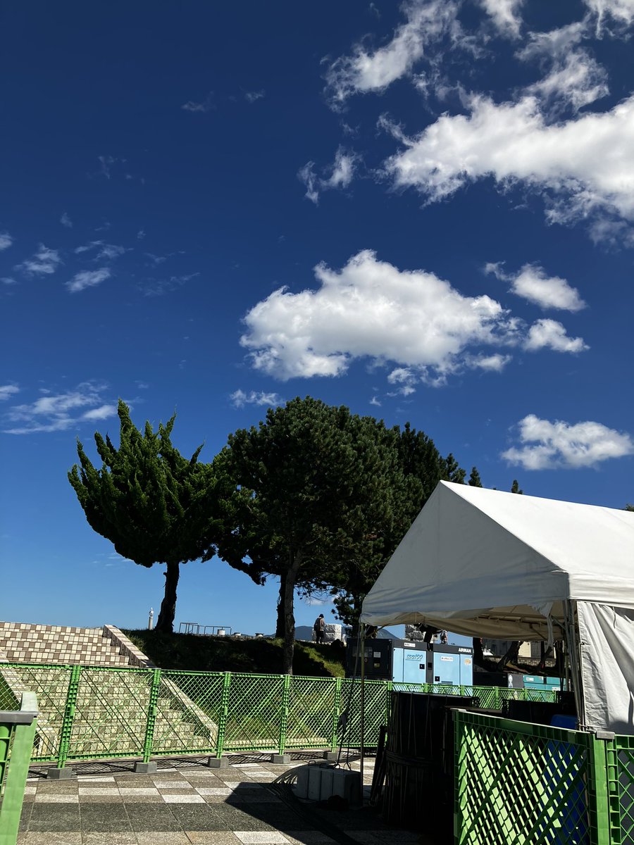 NotoyanHiz's tweet image. 今年4度目の青い海公園
今年は9月に入ってもまだ暑い🥵

#音響 #electrovoice #linearray #nexo #ps15 
#撮られてた #オペレート中
#midasm32 
#また来週も青い海公園
#天気良過ぎる