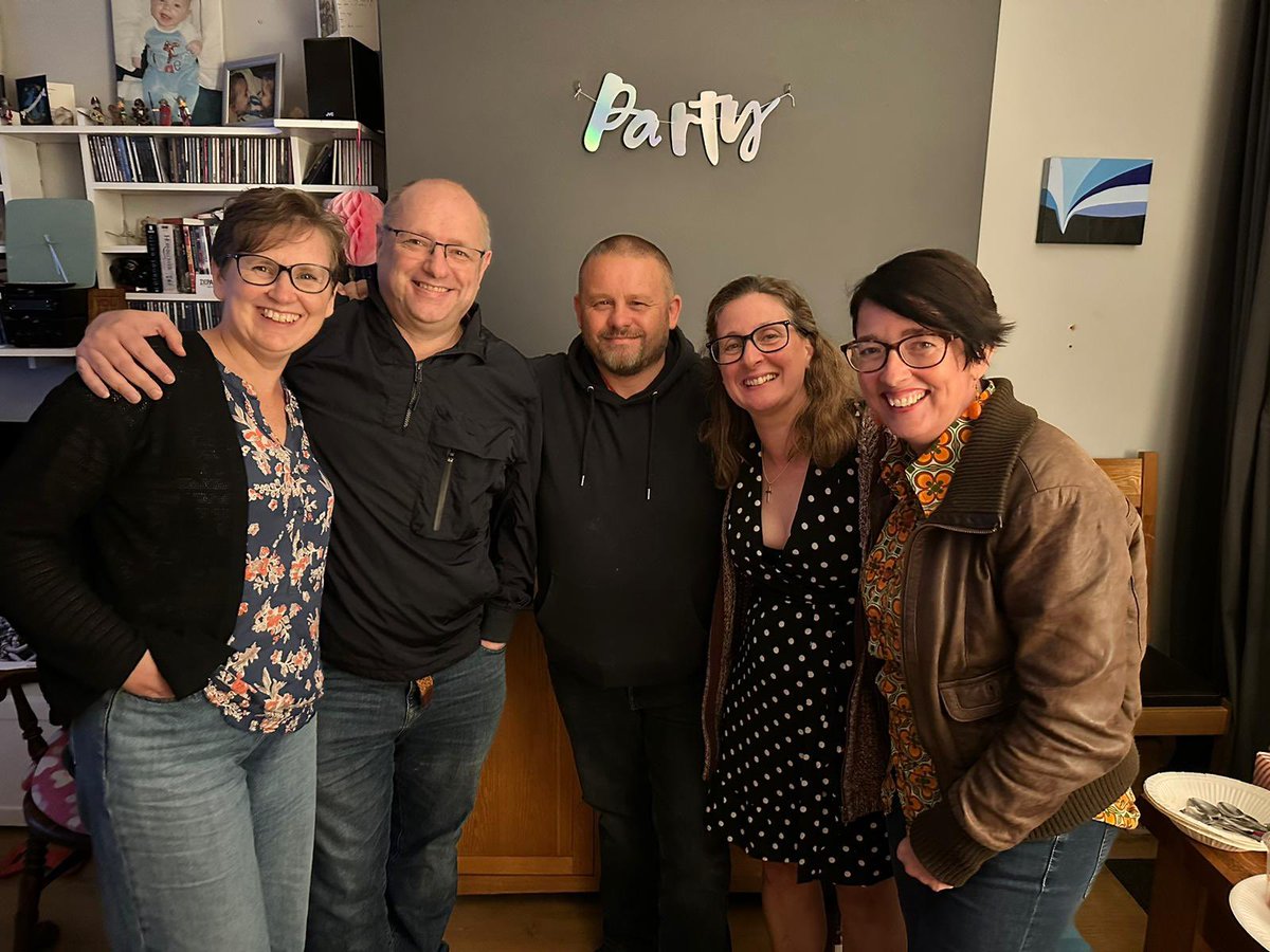 hanjb74's tweet photo. Dave and my 50th birthday celebration - pizza, chilli, karaoke, quizzes, puddings and FRIENDS 😌 https://t.co/A5o7Fokdar