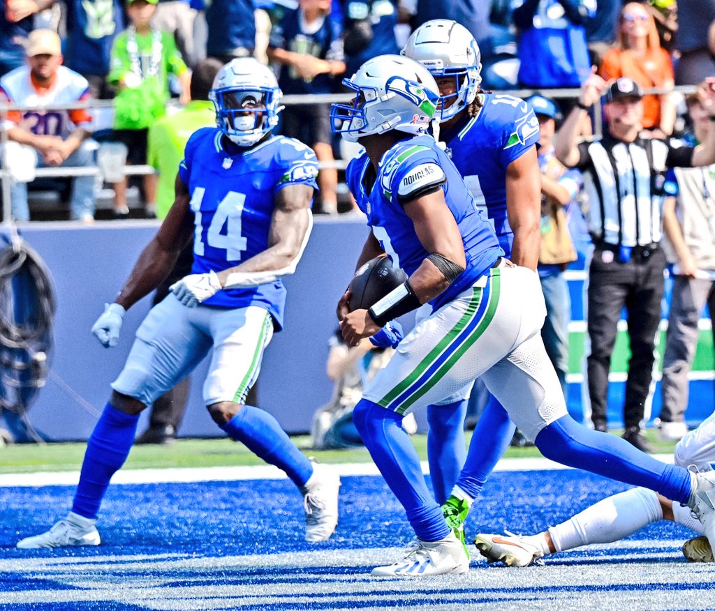 Like and retweet if the Seahawks should go to their throwbacks full-time  ♥️♥️♥️