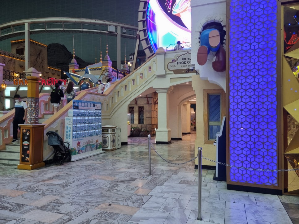 piggycell's tweet photo. At Lotte World @happylotteworld, the largest and most popular amusement park in Korea, you can find Piggycell! 

Teens love us a lot too 😎⚡️

#lotteworld #portablecharger #piggycell https://t.co/0uWsFGXDvs