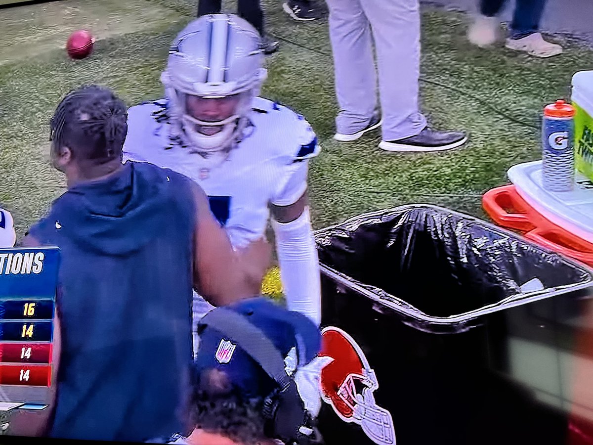 DailyProgress22's tweet image. Why’d they let Browns players on the Cowboys sideline?