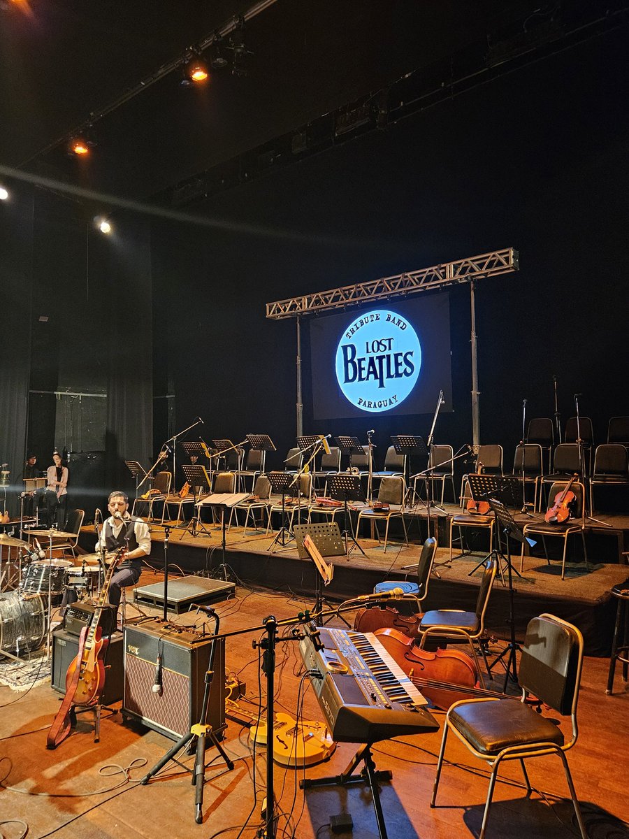 ¡Arrancó el gran concierto de la <a href="/ComuBeatlePy/">Comunidad Beatle del Paraguay</a> en el <a href="/TeatroMunicAsun/">TeatroMunicAsuncion</a> con <a href="/LostBeatlesPy/">Lost Beatles</a> y la sala llena!