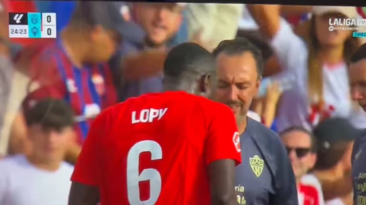 futbolv8_'s tweet image. En el partido #Eldense-Almería, una aficionada fue expulsada por insultar a #Lopy con comentarios racistas. El club y La Liga condenaron el acto y trabajarán para erradicar el racismo en el fútbol. 🏟️🚫