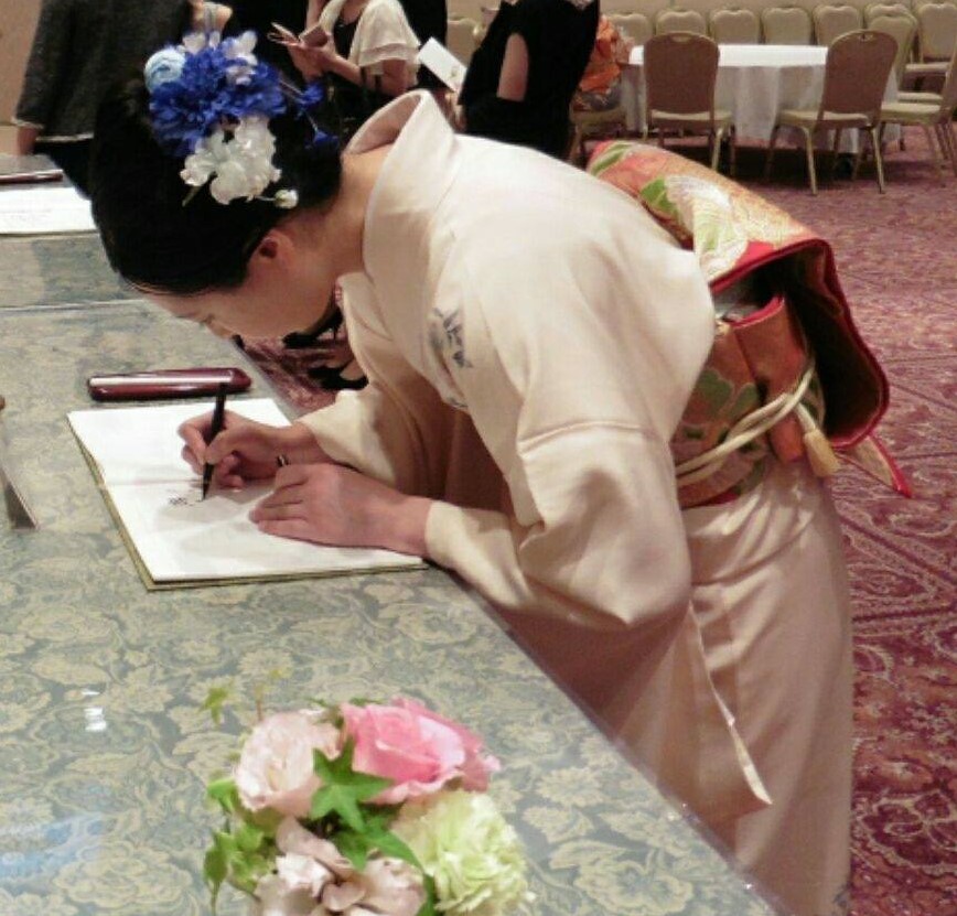 greenrose_ri's tweet photo. 京都での和文化講師業界には古き良き伝統が脈々と受け継がれ定着していました。
華道、書道、茶道などいわゆる”道”を教えるには、50-60 代でも若手扱いという事。
和文化を学ぶ人口を増やしたい！その一心でここまで頑張ってこれました。
続きは↓↓↓
https://t.co/skC45qpUxH

#書道 #Makuake #応援 https://t.co/FiD5x6u0bH