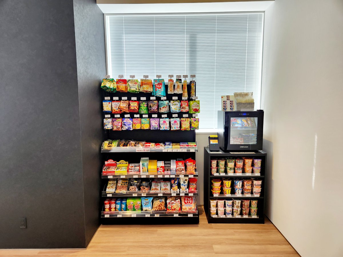 千葉県野田市の物流センターにB,B,CAMPを設置させていただきました！
オシャレで綺麗な休憩スペースです。
今回は棚も冷凍庫も黒を基調にまとめていますのでカッコいいですね👍

#企業公式相互フォロー