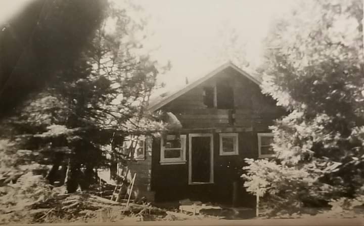 Otalia69's tweet image. Sending prayers for your family and cabin, and all the agencies fighting the #LineFire...🔥 Our family cabin is in #Crestline, still under Evacuation Warning...⚠️  My late father and his father built it in #the50s...🏡