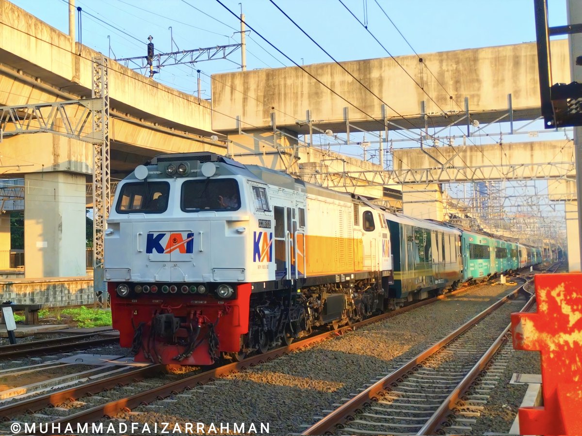 yoasobiloved's tweet photo. Tematik 44TH ARCEO.
Inframe : CC 206 13 42 ( 206 42 ) SDT Berdinas KA 7048 Papandayan.
#keretaapikita #keretaapiindonesia #kai121 #cc206 #kapapandayan https://t.co/ikLhiZSFQv