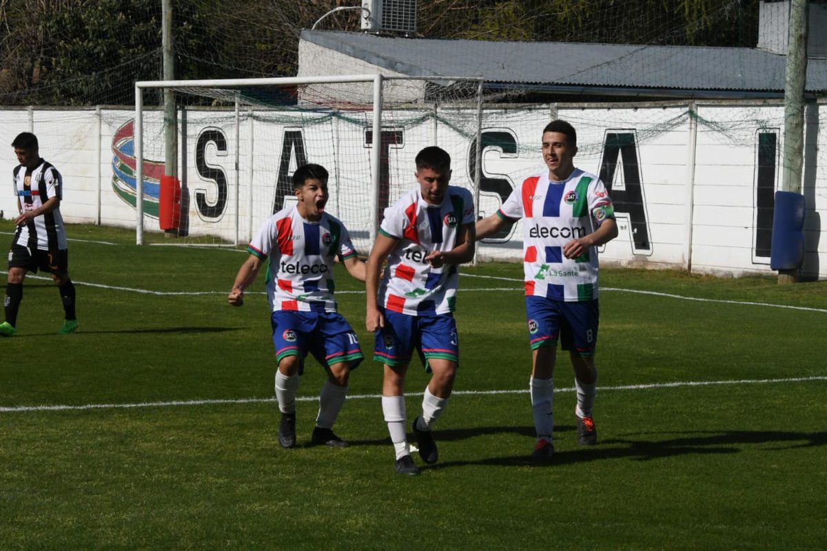 FutbolPalo's tweet photo. #PromocionalAmateur - Fecha 8
#Metalúrgico (Matías Portillo x2, Alejo Torres y Elián Luca) 4-2 #JuventudB (Bruno Machuca y Francisco Rodríguez)
#DefensoresDeGlew (Pablo Toledo x2) 2-2 #Provincial (Enzo Romano x2)
#SAT (Renzo Fernández) 1-0 #EstrellaB
Sigue... https://t.co/G03PBwwI9l
