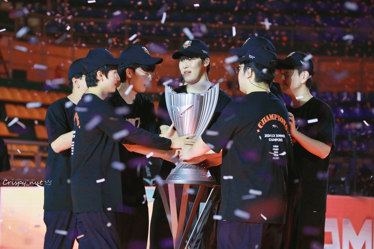 Crispy_nut98's tweet photo. 240908 🥜 #LCK   

Champion ~🏆

 #피넛 #Peanut #한왕호 https://t.co/u8rdUwco2k