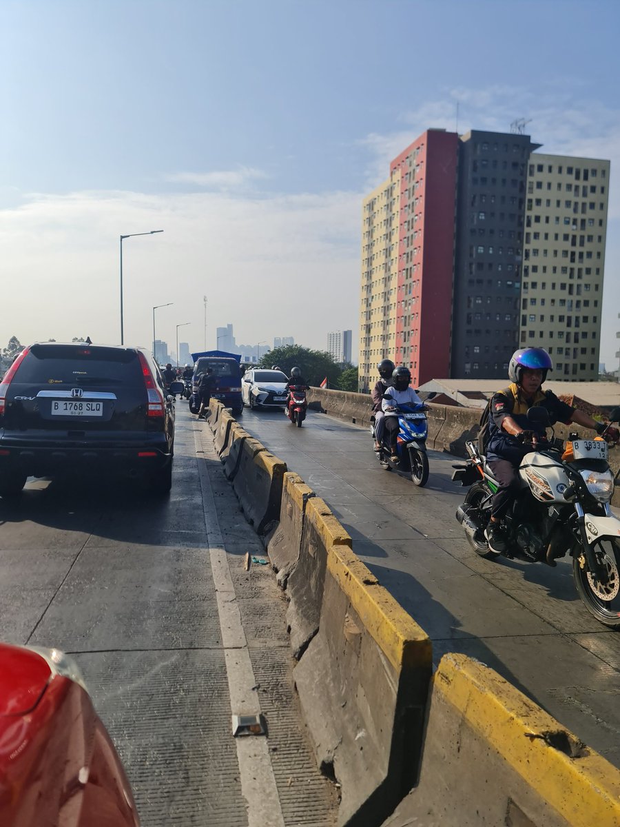 07:58 : Mobil pick up mogok di Flyover Pesing. Belum ada petugas <a href="/TMCPoldaMetro/">TMC Polda Metro Jaya</a> <a href="/RadioElshinta/">Radio Elshinta</a> <a href="/PT_Transjakarta/">Transportasi Jakarta</a>