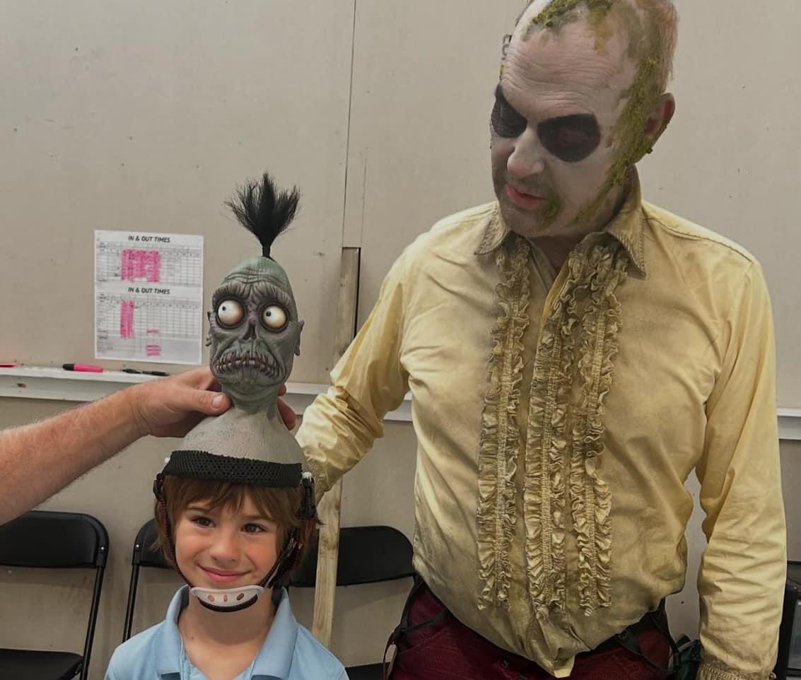 EpicFilmGuys's tweet photo. These photos of Michael Keaton in full costume with his grandkids on the set of #BeetlejuiceBeetlejuice really warm my heart. https://t.co/UT4vWi2fwN