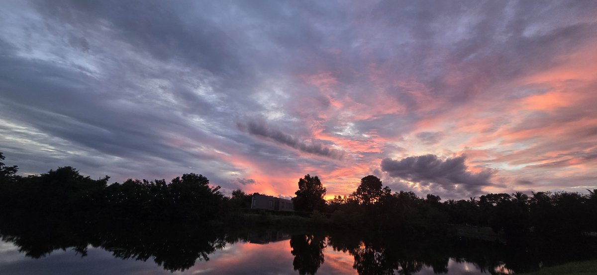 ยามเย็นเราพากันเดินเล่น #สนามกอล์ฟอิสเทรินสตาร์ บ้านฉาง