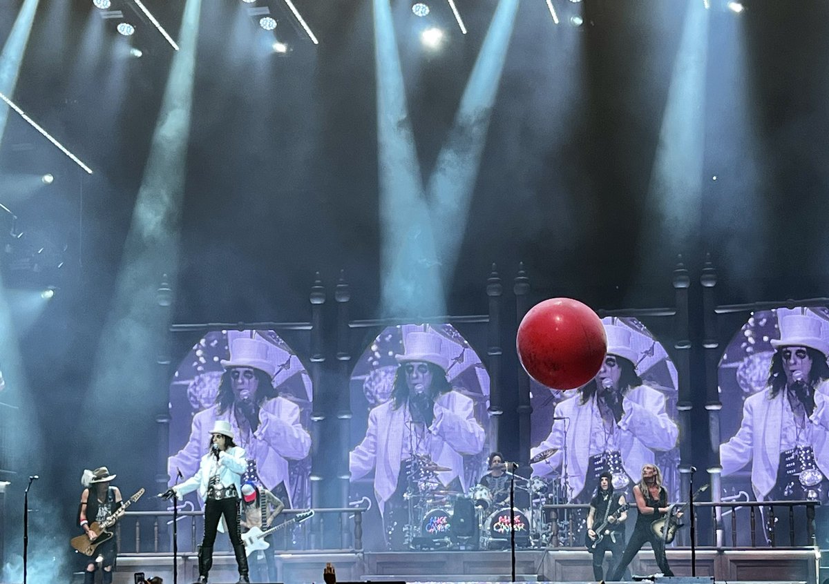 🎃Halloween season is ON! Kicking things off at #FreaksOnParade with Filter Ministry AliceCooper &amp; RobZombie. The vibes are electric &amp; the tunes are bone-chilling🎵👻 
🤘🎶🎃 #HalloweenSeason #ConcertFun